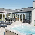 펜션 Five-bedroom With A Hot Tub 04 *