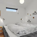 Five-bedroom With A Hot Tub 04 펜션