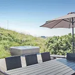 Five-bedroom With A Hot Tub 04
